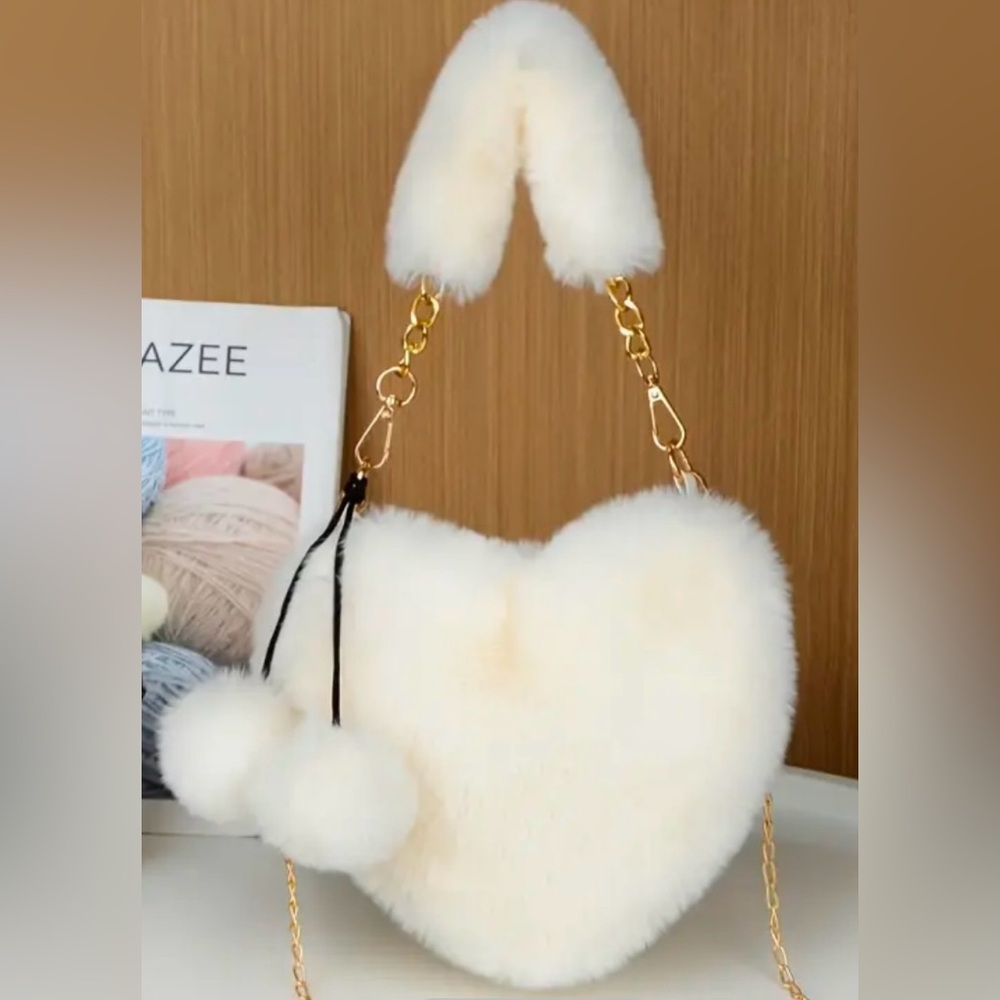 Heart fur purse super cute.

Valentine’s Day’s gift.
